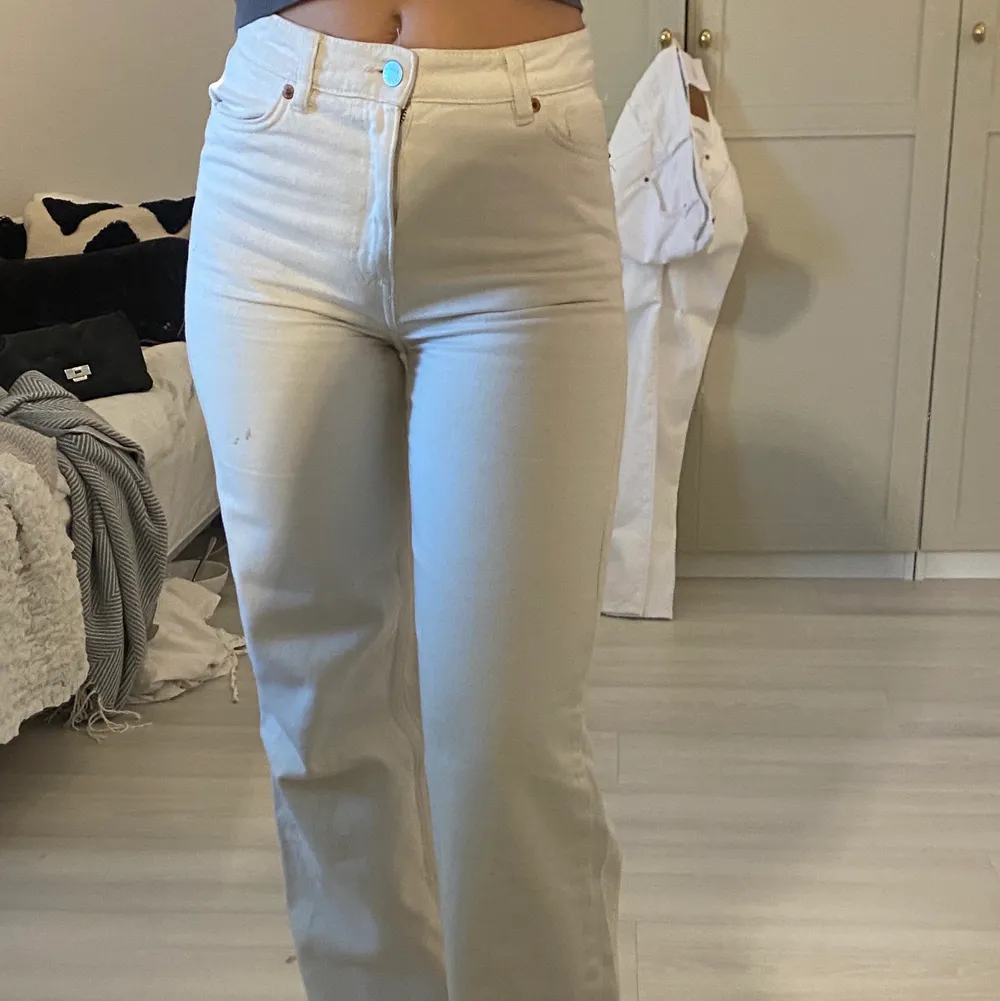 Superfina vita jeans i storlek 25. Sitter så bra i midjan och perfekt längt för mig som är ungefär 167. Jeans & Byxor.