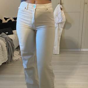 Superfina vita jeans i storlek 25. Sitter så bra i midjan och perfekt längt för mig som är ungefär 167