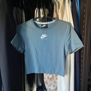 Nike topp - Färgen är som bild 1. Använd 4-5ggr så fint skick! Passar xs/s💛