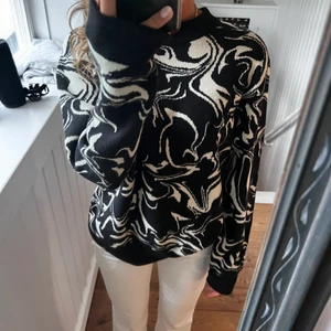 Monki tröja  - Säljer min fina Monki tröja som är använd ett fåtalgånger. Perfekt skick!!💕💕✨ Storlek M, väldigt sköntröja!👌