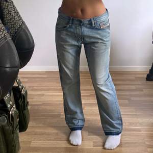 ‼️ Kontakta innan köp‼️ Skitsnygga lågmidjade diesel jeans som jag tyvärr anser är alldeles för korta på mig (därav uppsprättade). Jag är ca 169cm och brukar ha storlek 38 i jeans. Skriv vid intresse eller fler frågor! Spårbar frakt tillkommer på 66kr🫶🏼