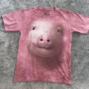 Söt T-shirt - En t-shirt med en gris på🐷 Köpte den i Grekland för ungefär 3 år sedan och har använt två gånger sen dess😇I storleken L men känns mer som S/M, skön t-shirt överlag❤️ Köpte den för ca. €24 men kommer sälja den mycket billigare💕💕Köparen står för frakt😊