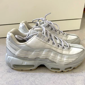 Nike air max 95 - Ljusgråa/smutsvita Nike sneakers i storlek 38. Köpta för 1799kr men säljer för 550💕