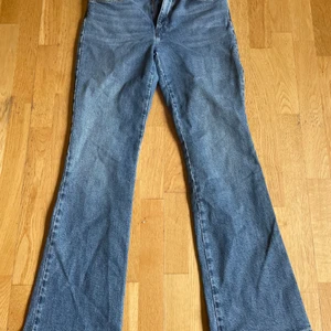 Lågmidjade boot cut WRANGLER - Säljer dessa lågmidjade byxor från WRANGLER som jag köpt här men tyvärr vart för små. Storlek 28/34 , är lågmidjade och boot cut modell.