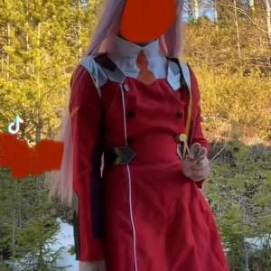 Zero two cosplay kostade ca 500kr storlek m men är typ som en s. Man går med peruken och diademet har ett till som jag kan skicka bild på ifall man vill se den. Om man vill köpa peruken blir det 40kr plus. 