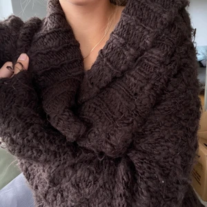 Stickad tröja - Supermysig, brun stickad brun tröja från IMITZ i storlek L. Väldigt använd så därför lite nopprig 💞🍁