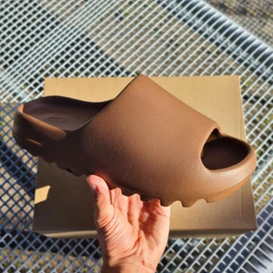 Yeezy Slide "Flax" - Säljer helt nya, otestade Adidas Yeezy Slides Flax. Har storlek 43. Kvitto samt alla original saker medföljer. Skriv ifall ni har några frågor 😁