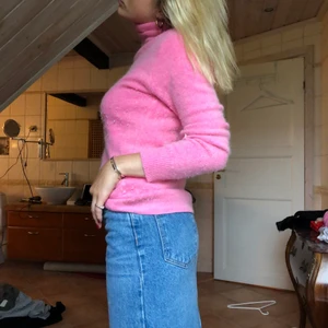 Rosa politröja - Rosa varm polotröja Defekter/ som har gått upp på vänster arm men går lätt att sy ihop. Det 