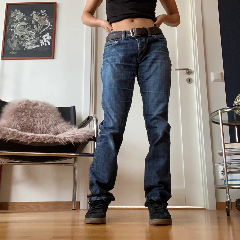 carhartt jeans i väldigt fin blå tvätt 💙 W28 L34, för stora för mig som är 160 cm. Jeans & Byxor.