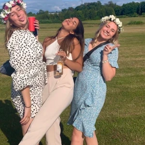 Blomm mönstrad sommarklänning  - Använd en gång🥰 Frakt tillkommer  Kan gå ner i pris vid snabb affär 