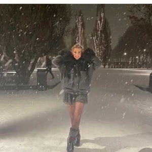 Vinter jacka - Så snygg vinter jacka från förra året som jag säljer då jag har en annan nu. Super varm då det är samma fluffiga foder inuti (går dock att ta av). Fluffet på armarna och och runt nacken går också att ta av om man vill. Super fint skick utan täcken på användning❤️❤️ skriv för fler bilder eller frågor. Pris går att diskuteras!❤️🤩                        HÖGSTA BUD: 1000kr