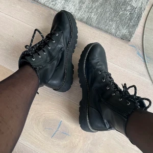 Boots - Säljer de här snygga sparsamt använda bootsen från Zara barnavdelning. De är i storlek 40, men skulle vilja säga att de passar även de som har storlek 39. Jag brukar pendla mellan de storlekarna och de har passat mig perfekt:) 