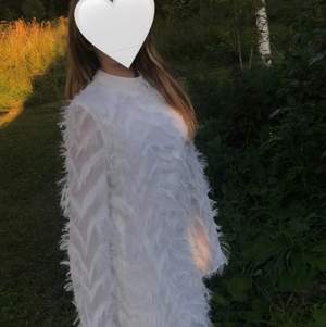 Hej! Jag säljer nu min superfina klänning i fjädermaterial från NA-KD💗 Den är i storlek 36, men är dock ganska kort på mig som är 168. Hör gärna av dig om du vill ha fler bilder💕