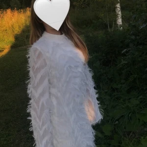 Vit klänning - Hej! Jag säljer nu min superfina klänning i fjädermaterial från NA-KD💗 Den är i storlek 36, men är dock ganska kort på mig som är 168. Hör gärna av dig om du vill ha fler bilder💕