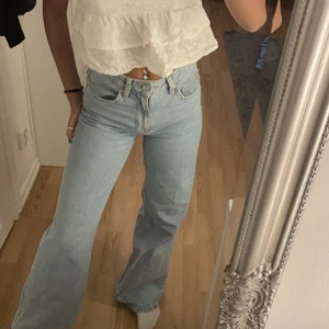 Ljusblåa jeans!   - Jeans från bikbok, köpta på plick som inte kommer till någon användning längre. De är lite långa på mig som är ca 160 så de har lite små defekter längst ner på byxorna❤️  