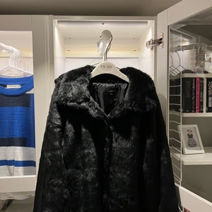 Pälsjacka från lindex - Sparsamt använd jacka från Lindex i päls imitation. Storlek S. Kan ta fler bilder om det önskas! Kan både mötas upp och posta.