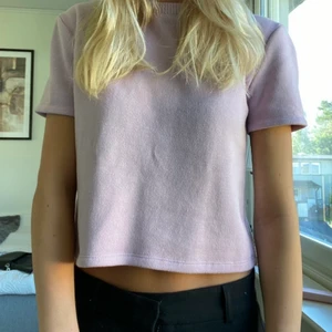 Stickad t-shirt - Intressekoll på denna rosa stickade t-shirt från zara som är slutsåld💗 Den är i fint skick o endast använd fåtal gånger😇