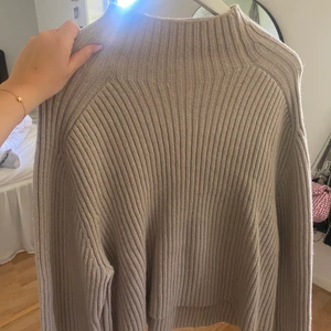 Stickad tröja Hm - Stickad tröja med polo krage, sparsamt använd. 