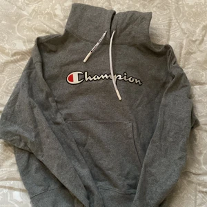 Champion hoodie  - Säljer denna jättefina hoodie ifrån champion pga den är för liten för mig! Sitter jättefint och är väldigt skön, bra material och är i en gråmelerad färg! Skriv till mig vid intresse så bestämmer vi när jag kan lämna den till dig☺️