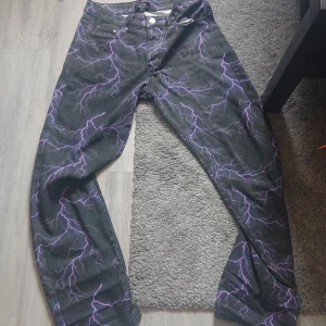 Boohooman lightning heans - Knaopt använd 