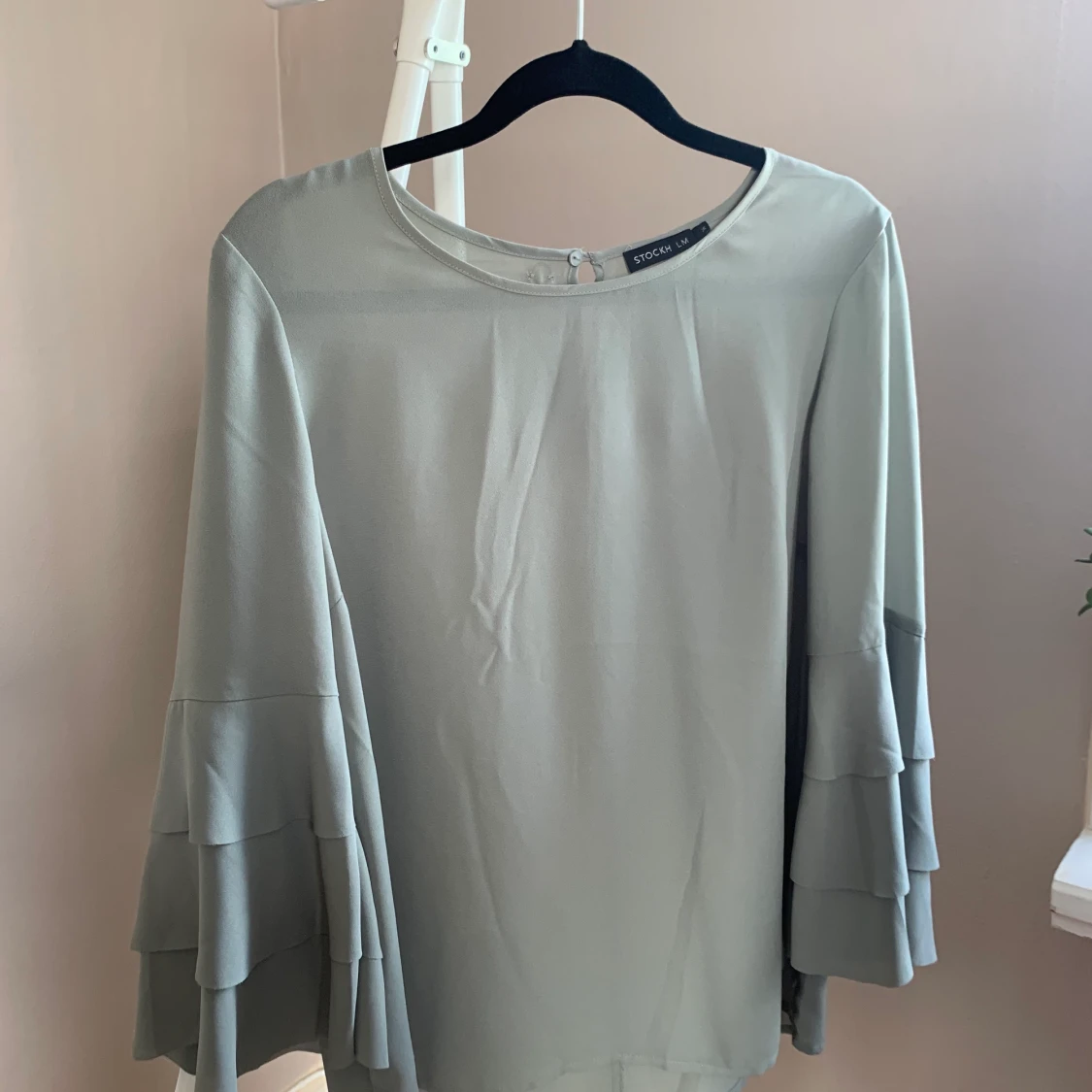 Ljusgrön blus med volangärm 