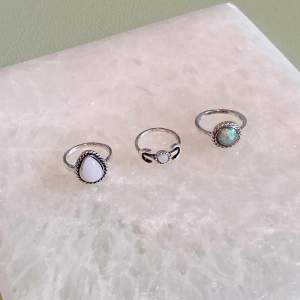 säljer dessa ringar med ”stenar” i <3 (självklart inte äkta stenar, men fina ändå och liknar lite opal:)) pris 29kr styck eller alla 3 för 69kr :D frakt 13kr (frimärke) - betalning vi swish!! 😇 