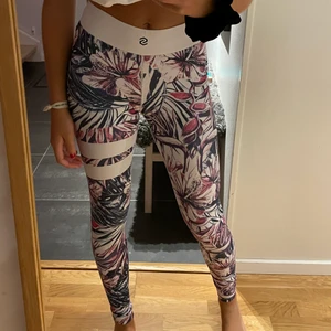 Stonger träningstajts❤️‍🔥 - jättefina blommiga träningstajts från stronger i storlek Xs, säljer för tyvärr för små för mig, bra kvalite❤️‍🔥