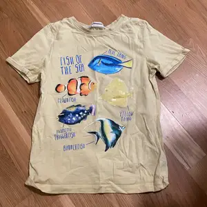 T-shirt med fiskar på från H&M. För pojkar. Storlek: 134/140