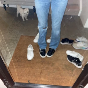 Mid rise jeans  - Ett par ur snygga jeans som jag tror e från Gina tricot. De är botcut/midrise o en mellanblå färg med ett hål på ena knät. Har andvänt dessa jeans ca 3 gg förra vintern men inte mer. Köptes för 399 säljer för 150❤️ Direktpris 250❣️