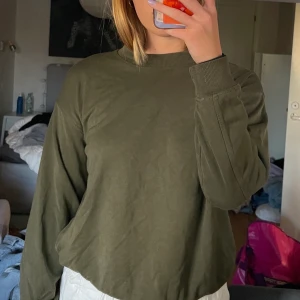 Tunn sweatshirt  - Tunn sweatshirt från tally weijl, storlek xxs men passar mig som vanligtvis har s o passar troligen större med beroende på vilken passform man vill ha! Hör av dig om du har frågor 💛