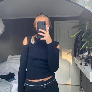 Topp - Topp från zara i stl M. Använd fåtal gånger, bra skick🤍Tryck göra inte på KÖP NU🫶🏻