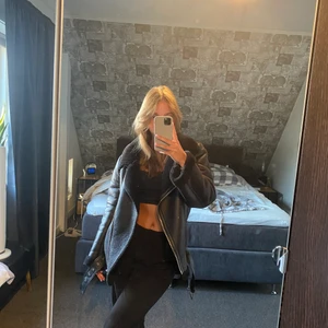 Vinterjacka från zara - Riktigt najs jacka från zara som köptes för ca 1200kr, sparsamt använd och är i mycket bra skick!   Köpare står för frakt