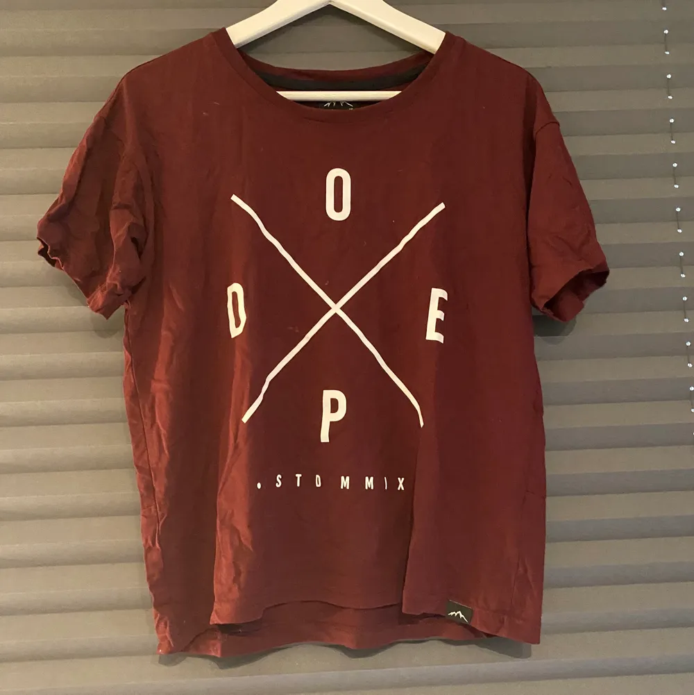 T-shirt från Dope, knappt använd, storlek xs. 40kr + frakt!. T-shirts.