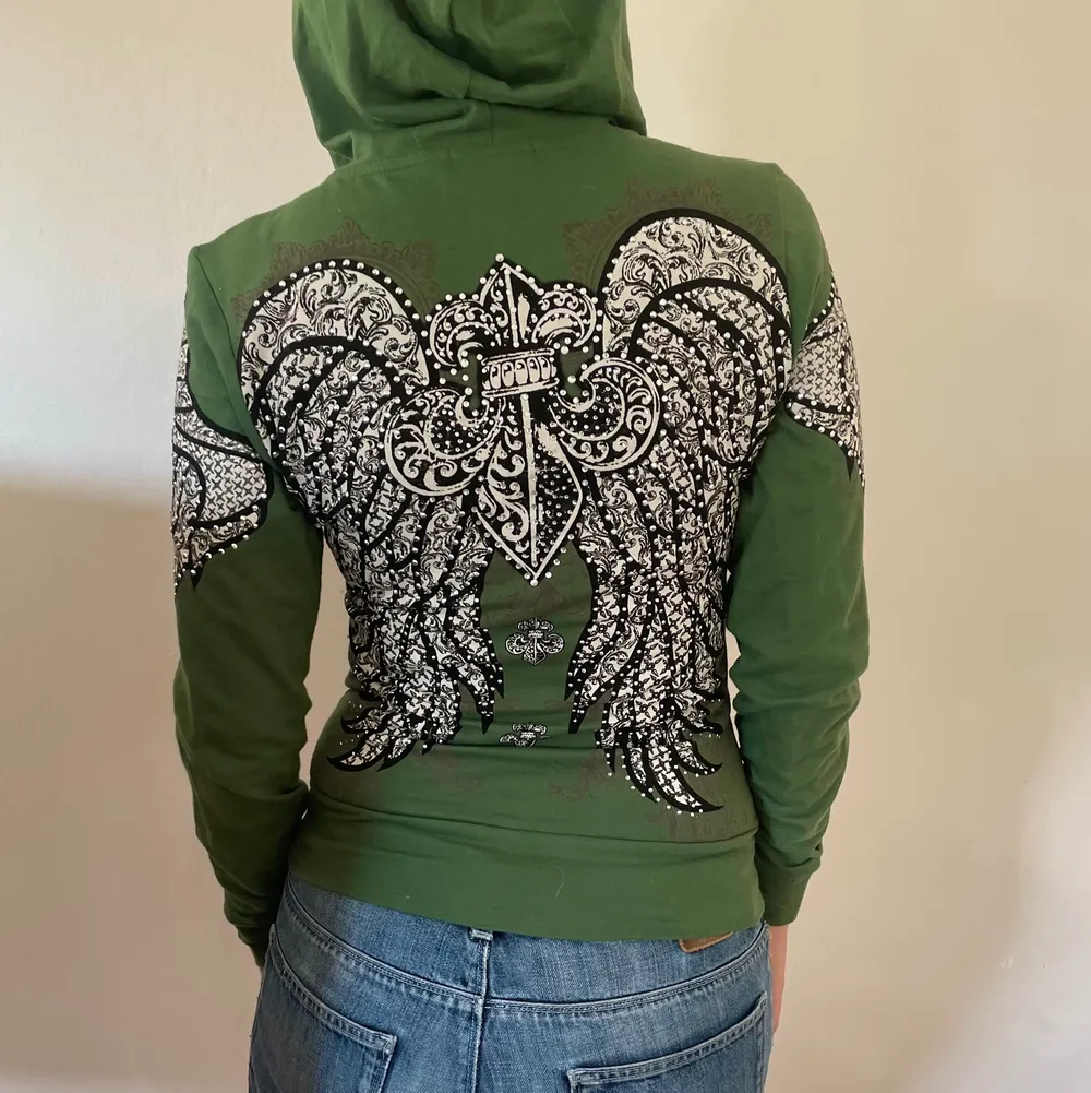 Skitsnygg kristalldetaljerad hoodie i bra skick, kontakta för fler bilder eller frågor :) . Hoodies.