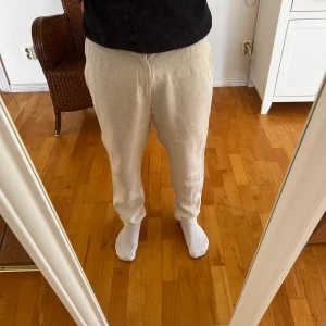 Zara Linnebyxor - Mina gamla linnebyxor som jag hittade använde ett fåtal gånger och riktigt snygga! Jag är 178 vem lång och de passar perfekt på mig i storlek S