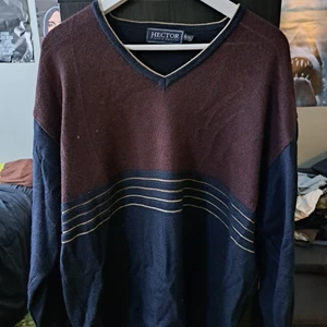 Stickad oversized tröja - En oversized flerfärgad tröja med mörkare färger. Jättemysig, har bara bytt stil sen jag köpte den så har knappt använt den. Nice nu till hösten/vintern då den inte är jättevarm men ändå långärmad :)