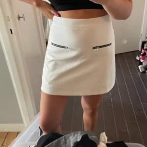 Vit kjol - Vit kjol i storlek M