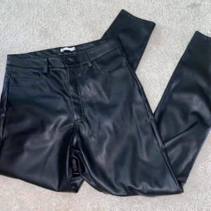 Fake läder byxor - Ett par helt nya PU läderbyxor från Nelly.com 🖤 Är storlek 38 men är ganska små i storleken. Är som sagt helt nya och endast testade! 