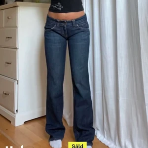 Låg midjade byxor  - Lågmidjade utsvängda byxor ifrån Tommy hilfiger, lånade bilder av personen jag köpte dom av❤️