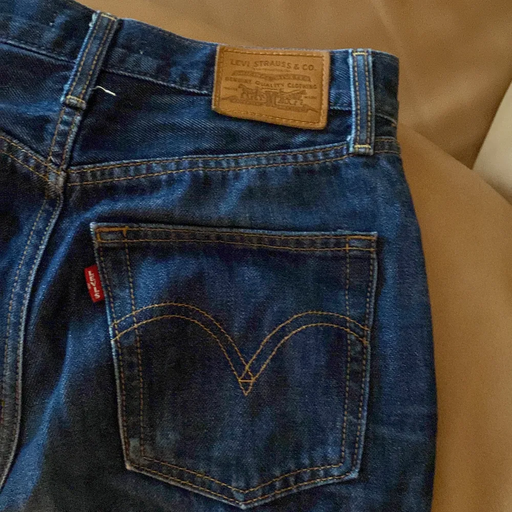 Snygga mörkblå levis jeans i modellen ribcage. Modellen är i storlek 27/32. . Jeans & Byxor.