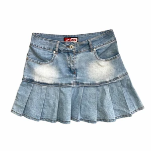 Y2k Miniskirt - !-20%!Så söt mini jeanskjol från tidigt 00-tal! Fint detaljerad med veck och utan bakfickor! I perfekt skick! Hittar ingen storlek men skulle säga en S!  MÅTT// Midja-76cm Längd-37cm Jag är 170cm lång!💋