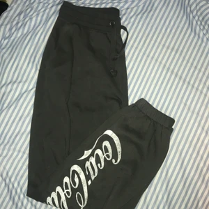 Mjukisbyxor - Mörkgråa mjukis byxor med coca cola tryck på. Storlek S, passar 165.
