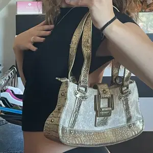 Asball handväska med gulddetaljer. Köpt secondhand utomlands, så unik och svår att få tag i 🫶🏼 Perfekt skick!! 
