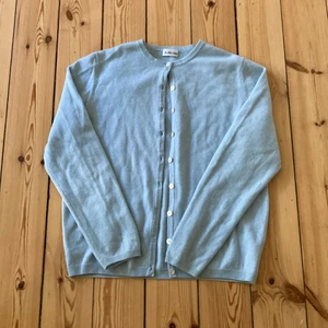 Kashmir kofta  - Ljusblå Kashmir kofta från A shi ma🥰 står ingen storlek men skulle tro S. Köparen står för frakten! ❗️ANVÄNDER EJ KÖP NU FUNKTIONEN❗️