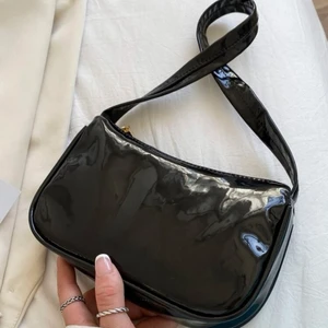 YESSTYLE - Minimalist Baguette Bag - Black - Trendig väska i färgen svart. Helt nytt och oanvänd!