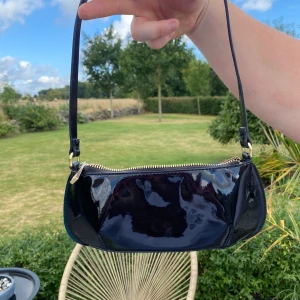 Handväska - Mini handväska i lack material, knappt använd och är så gott som ny! 