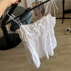 Vit topp - Intressekoll på denna super fina topp. Jätte fint skick och inte använd mycket!! 💗 Endast seriösa budar.