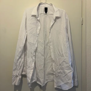 Vit skjorta - Vit herrskjorta från H&M, jag har använt den som en oversized skjorta. Stilren modell. Sparsamt använd. För mer information och bilder kontakta mig.