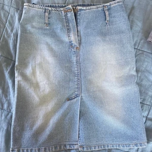 Snygg medellång jeanskjol - Jeanskjol köpt på SELLPY i storlek 38 (ganska liten i storlek så skulle nog säga 36) 