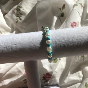 Blått armband - Armbandet Beach wave🌊 är en nykomling i min shop, det är helt handgjort och är superfint! 🫧    Det som är ett behov Om du köper är att du måste mäta din storlek, mät du runt din vrist, antalet cm är din storlek💦      frakt: 12kr    insta: Smileyyjewelry